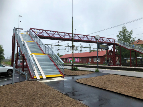 Gång- och cykelbro över järnväg vid Södra station i Örebro. GC-Bro Gång och Cykelbro Örebro Södra station
