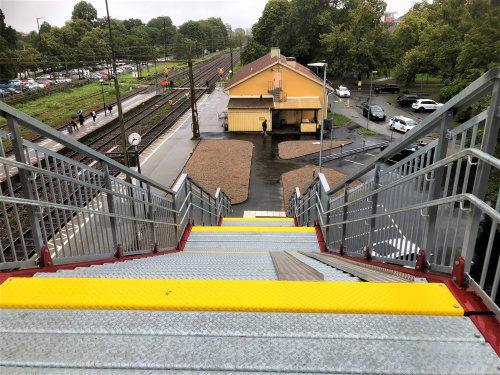 Gång- och cykelbro över järnväg vid Södra station i Örebro. GC-Bro Gång och Cykelbro Örebro Södra station