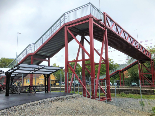 Gång- och cykelbro över järnväg vid Södra station i Örebro. GC-Bro Gång och Cykelbro Örebro Södra station